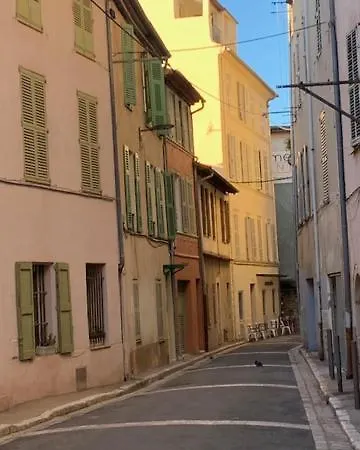 Neuf Et Vieil Antibes