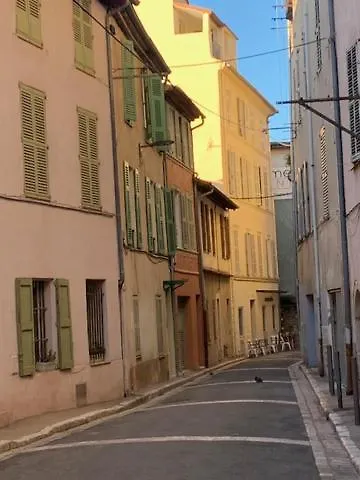 Neuf Et Vieil Антиб