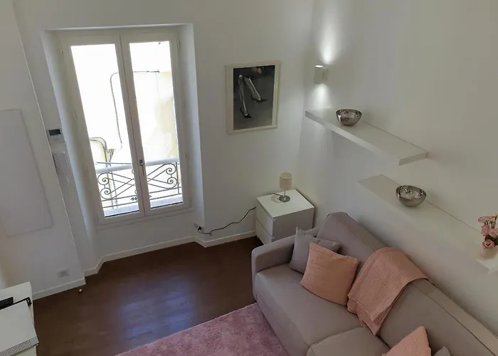 Neuf Et Vieil * Антиб